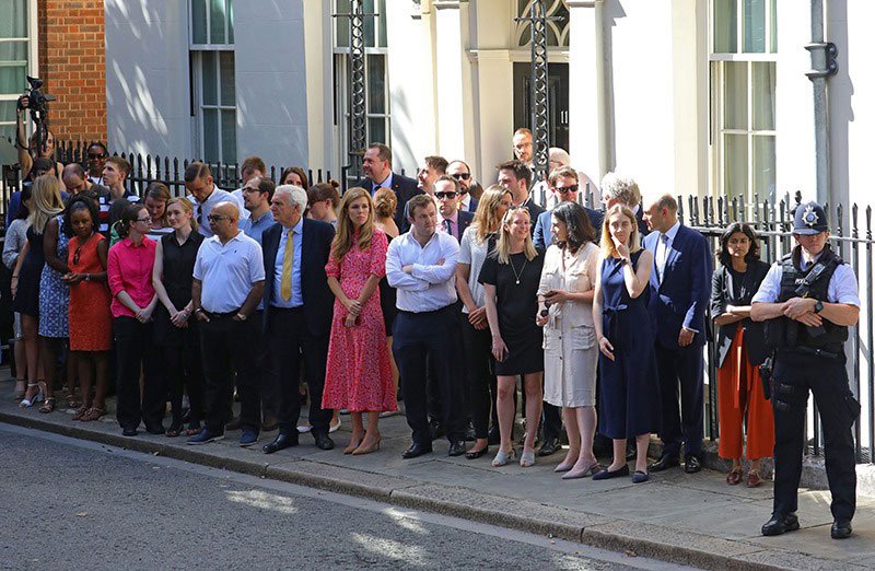 Carrie Symonds – narzeczona Borisa Johnsona – razem ze współpracownikami czeka na jego przyjazd na Downing Street