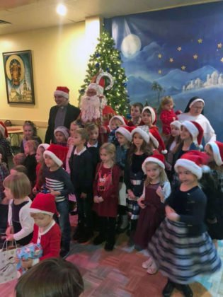 Spotkanie dzieci ze świętym Mikołajem w sali parafialnej przy Polskim Kościele 2019 9