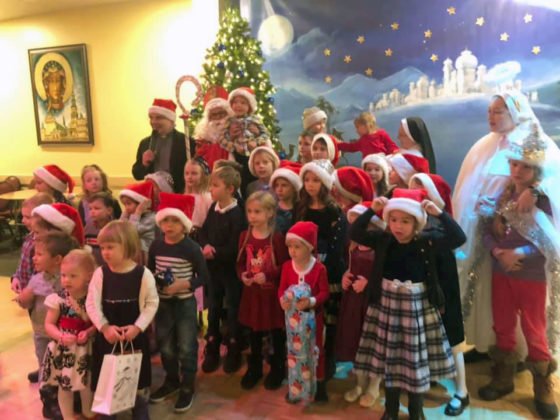 Spotkanie dzieci ze świętym Mikołajem w sali parafialnej przy Polskim Kościele 2019 11