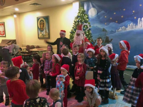 Spotkanie dzieci ze świętym Mikołajem w sali parafialnej przy Polskim Kościele 2019 14
