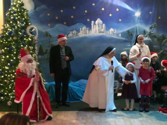 Spotkanie dzieci ze świętym Mikołajem w sali parafialnej przy Polskim Kościele 2019 3