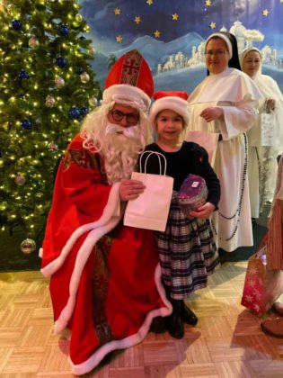Spotkanie dzieci ze świętym Mikołajem w sali parafialnej przy Polskim Kościele 2019 6