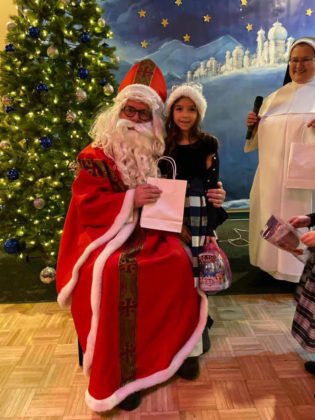 Spotkanie dzieci ze świętym Mikołajem w sali parafialnej przy Polskim Kościele 2019 7