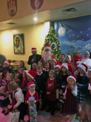 Spotkanie dzieci ze świętym Mikołajem w sali parafialnej przy Polskim Kościele 2019 8