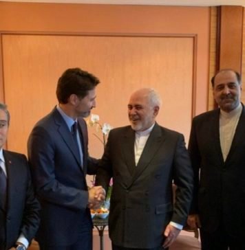 Zniesławienie: Trudeau uśmiecha się, podaje rękę irańskiemu ministrowi spraw zagranicznych z reżimu, który zamordował 57 Kanadyjczyków Trudeau and Zarif