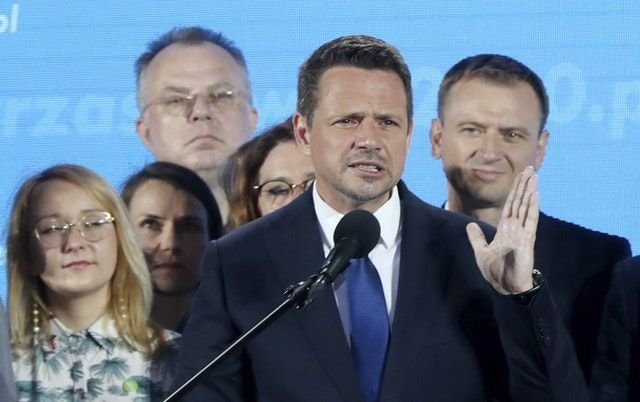 Popierany przez PiS prezydent Andrzej Duda i kandydat KO Rafał Trzaskowski zmierzą się w II turze wyborów prezydenckich. 1