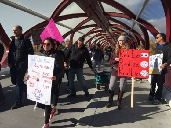 Protest przeciwko obowiazkowemu noszeniu masek w Calgary. 15