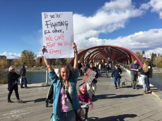 Protest przeciwko obowiazkowemu noszeniu masek w Calgary. 16