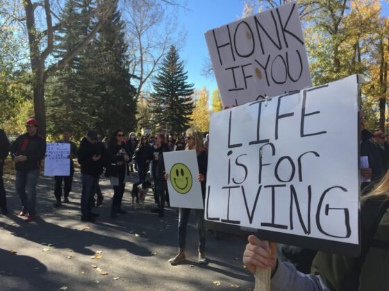 Protest przeciwko obowiazkowemu noszeniu masek w Calgary. 17