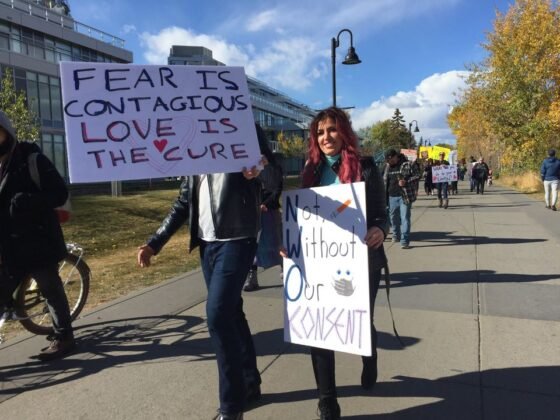 Protest przeciwko obowiazkowemu noszeniu masek w Calgary. 4