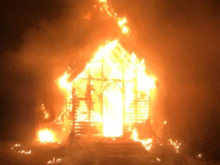 W Albercie spłonęły kolejne dwa kościoły