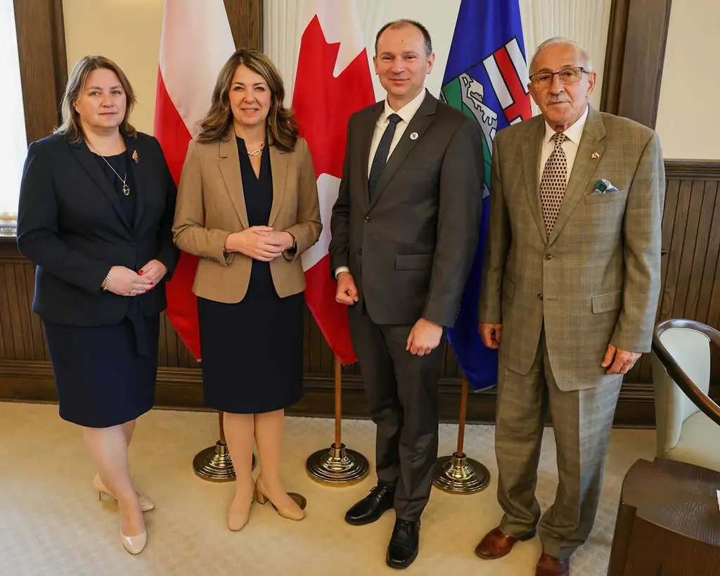 Spotkanie Premier Danielle Smith z polskim ambasadorem Witoldem Dzielskim. 2 Spotkanie Premier Smith z polskim ambasadorem Witoldem Dzielskim.