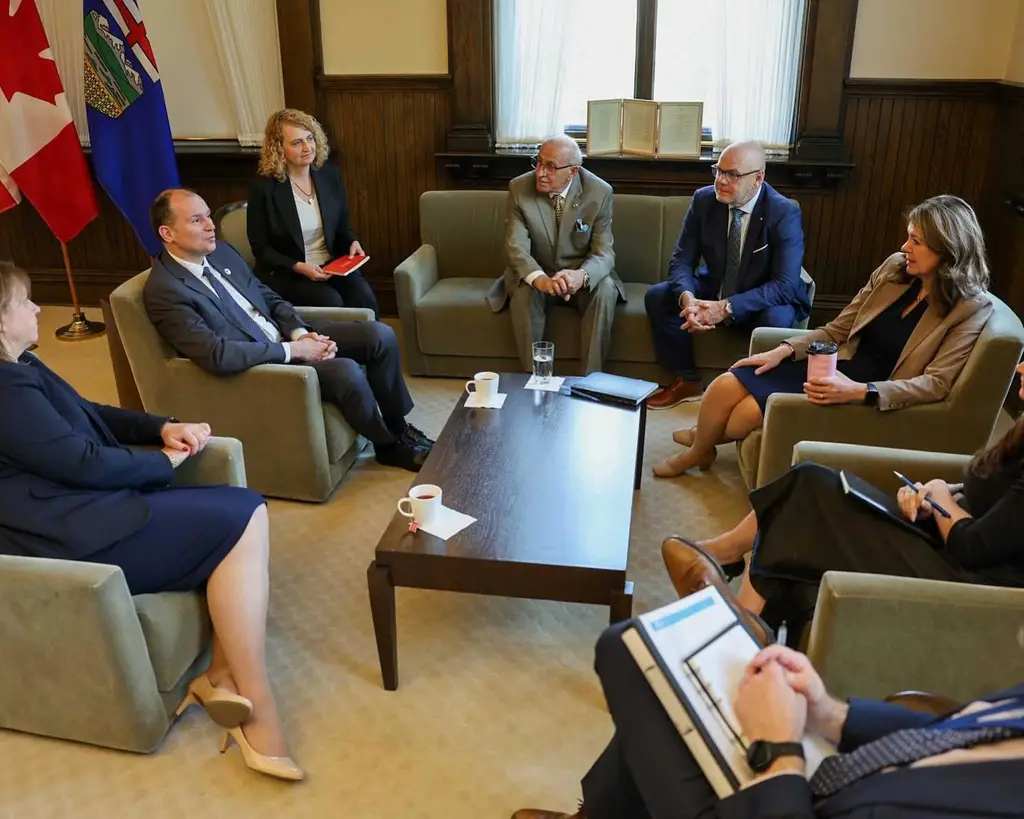 Spotkanie Premier Danielle Smith z polskim ambasadorem Witoldem Dzielskim. 1 Spotkanie Premier Smith z polskim ambasadorem Witoldem Dzielskim.