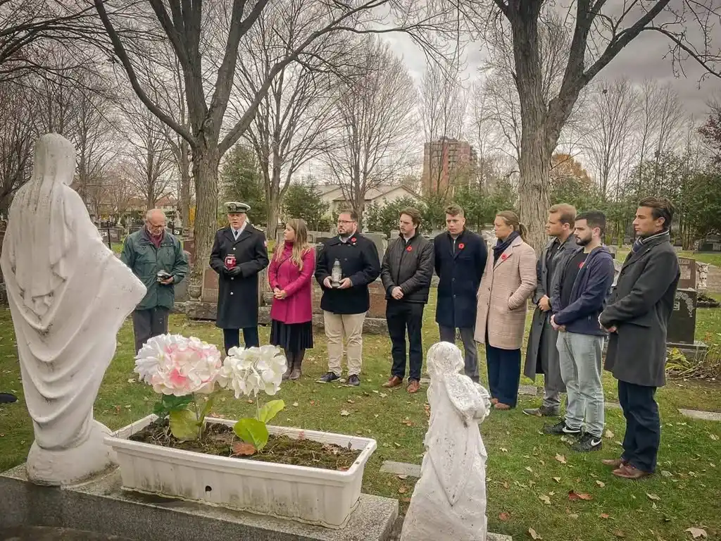 Kongres Polonii Kanadyjskiej odwiedziny grobów polskich oficerów wojskowych na cmentarzu Notre Dame w Ottawie 