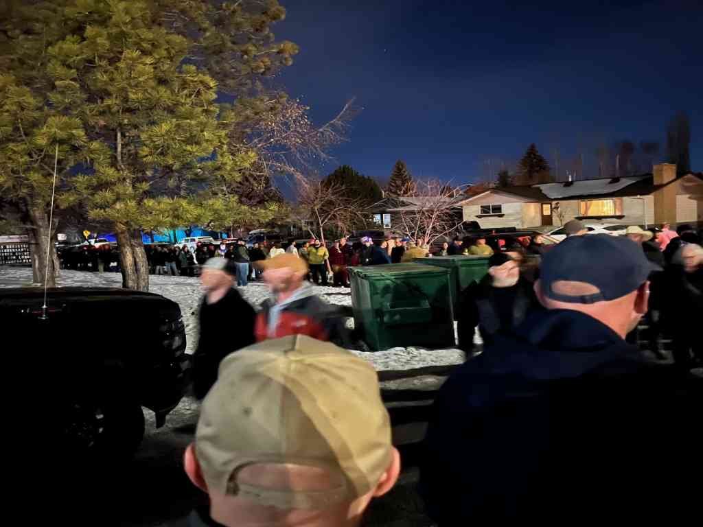 OGROMNA FREKWENCJA aby podpisać petycję na spotkaniu Calgary Independence. 1