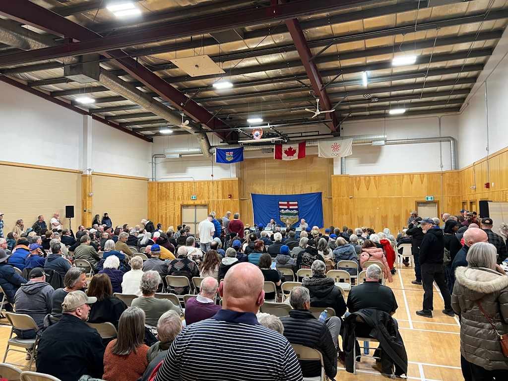 OGROMNA FREKWENCJA aby podpisać petycję na spotkaniu Calgary Independence. 3