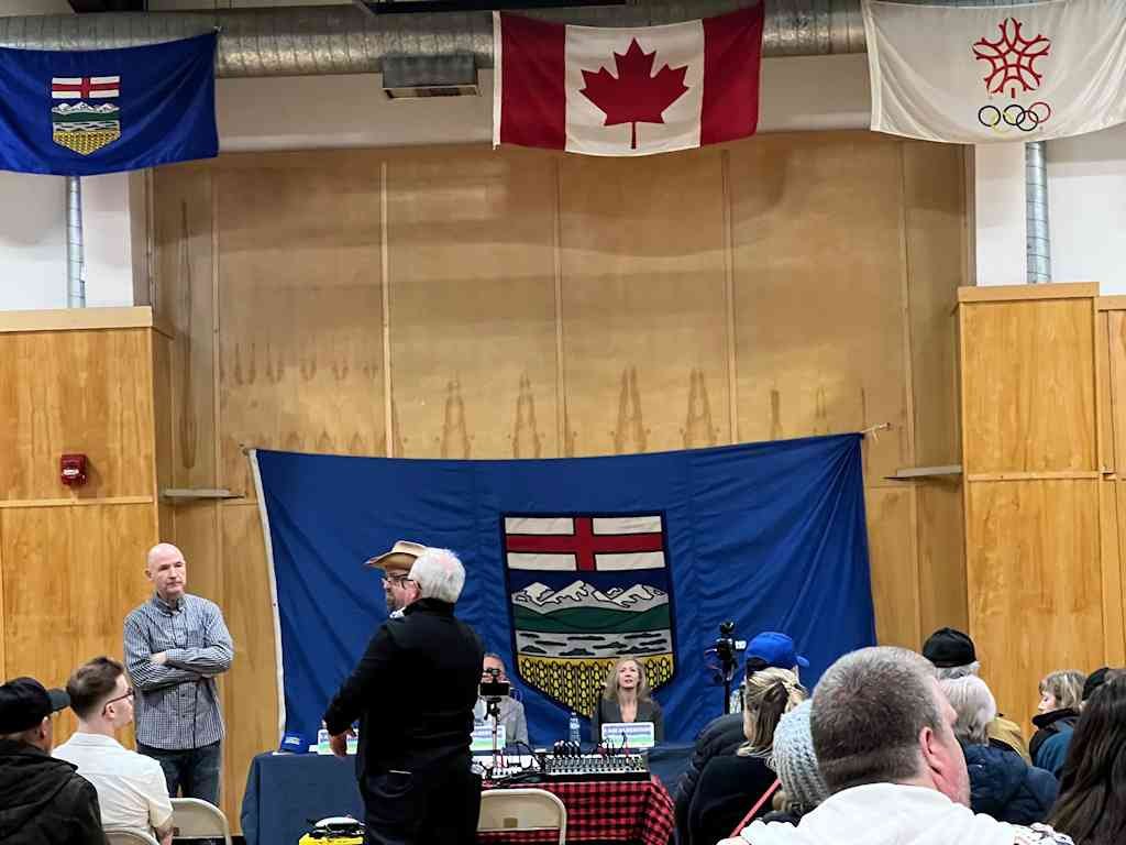 OGROMNA FREKWENCJA aby podpisać petycję na spotkaniu Calgary Independence. 4