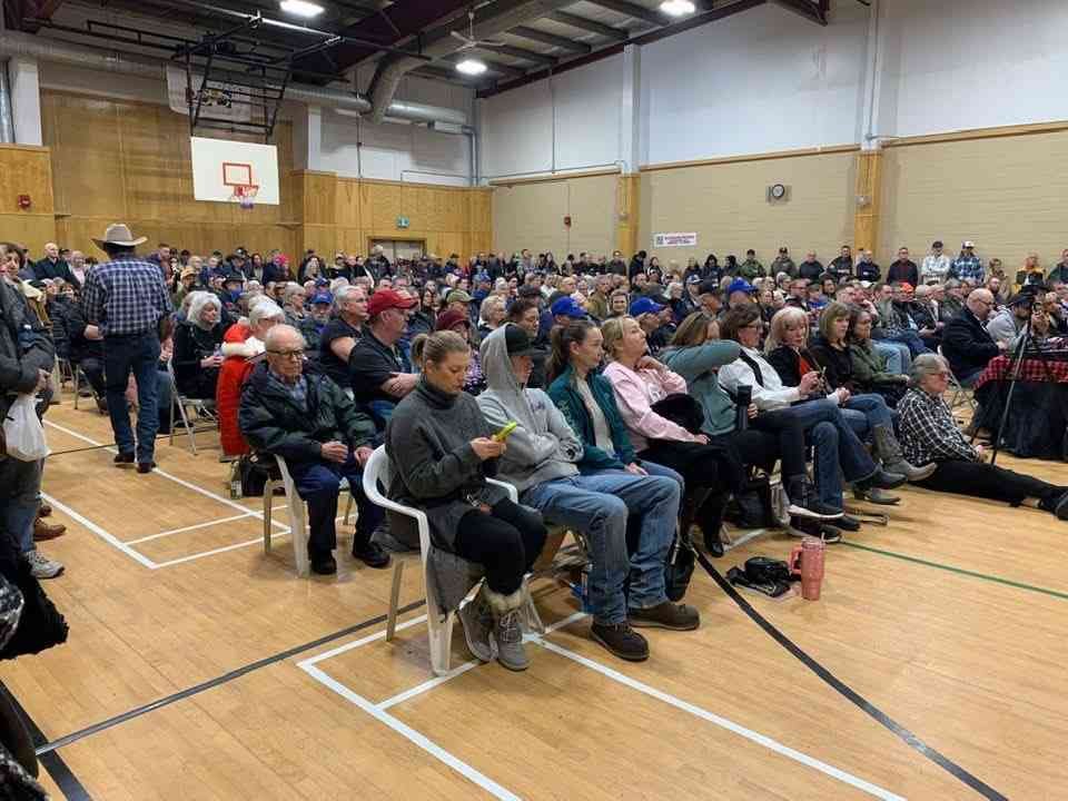 OGROMNA FREKWENCJA aby podpisać petycję na spotkaniu Calgary Independence. 2