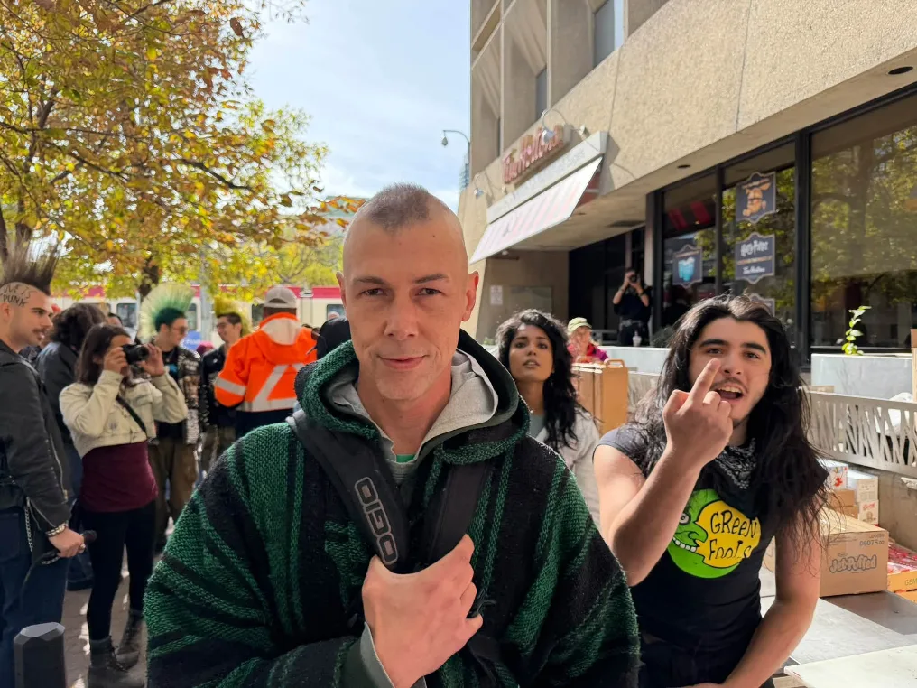 Breaking News: Antifa atakuje Street Church w Calgary. 1 Antifa atakuje Street Church w Calgary.