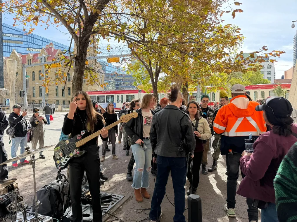 Breaking News: Antifa atakuje Street Church w Calgary. 2 Breaking News: Antifa atakuje Street Church w Calgary. 1