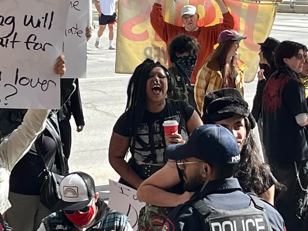 Breaking News: Antifa atakuje Street Church w Calgary. 4 Breaking News: Antifa atakuje Street Church w Calgary. 3